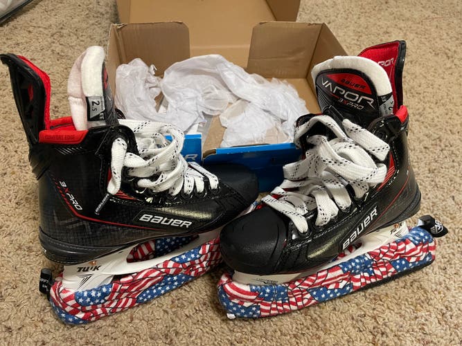 2021 Bauer Vapor 3X Pro Hockey Skates Extra Wide Width Size 2.5 (New)