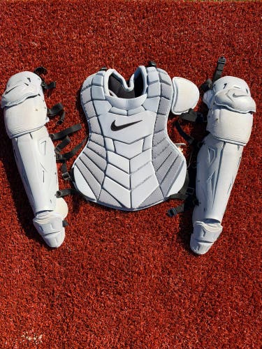 17” Nike Diamond Elite Catcher's Set