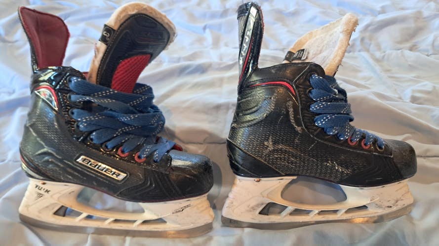 Bauer Vapor X700 Hockey Skates Size Junior 3 (Used)