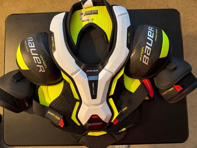 Boys Medium Junior Bauer Vapor Shift Pro Shoulder Pads (New)