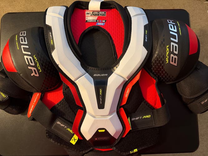 Men's Medium Intermediate Bauer Vapor Shift Pro Shoulder Pads (New)