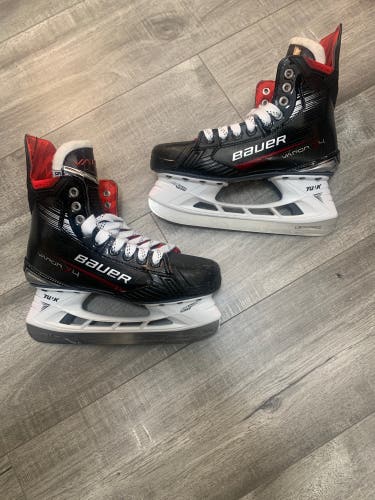 LIKE NEW 2023 Bauer Vapor X4 Hockey Skates Regular Width Size 5.5 (Used)
