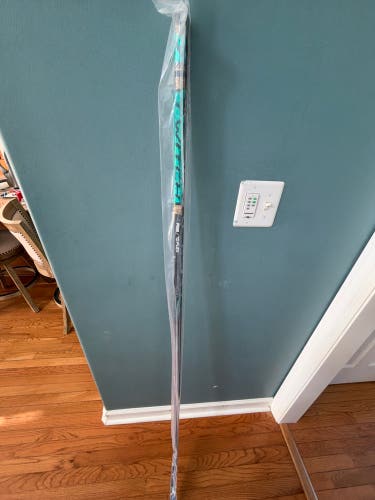 Senior Bauer Twitch Right Handed Hockey Stick P28 70 Flex (New)