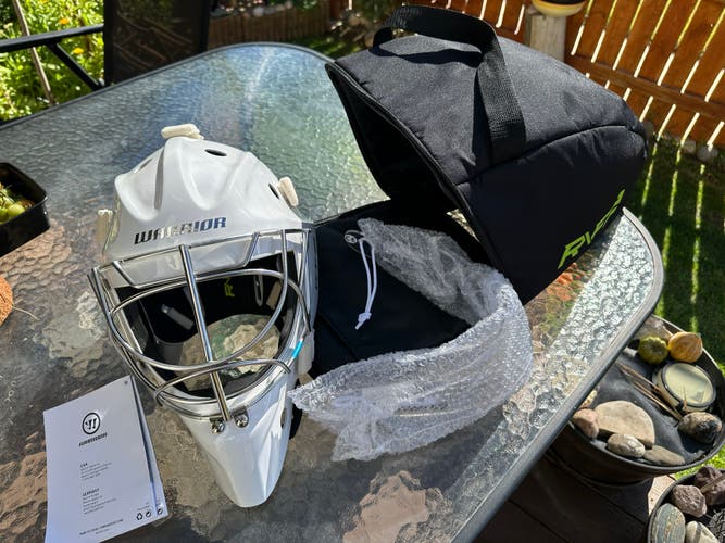 Warrior Ritual RF2 Pro  Goalie Mask Brand New with Tags