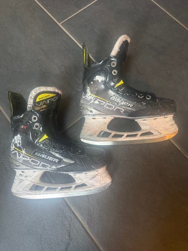 Bauer Vapor Hockey Skates Size 2 (Used)