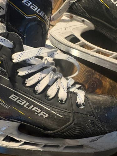 Black Bauer Supreme M40 Hockey Skates Size 4.5 (Used)