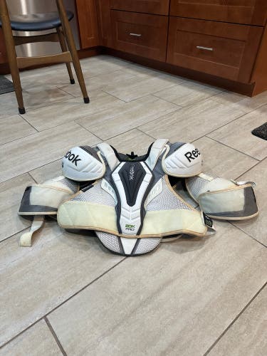 Men's Large Senior Reebok 20K Shoulder Pads (Used)
