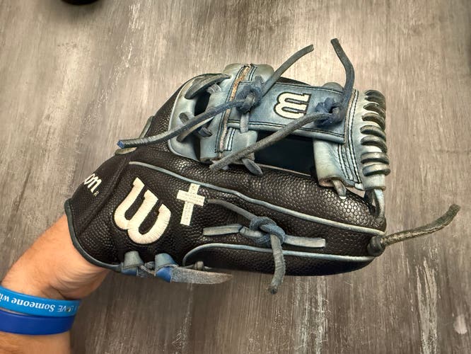Wilson A2000 RH Baseball Glove 11.75" (Used) look at pictures