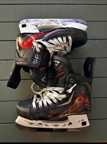 2025 CCM JetSpeed FT8 Pro Hockey Skates Regular Width 7.5 (New)
