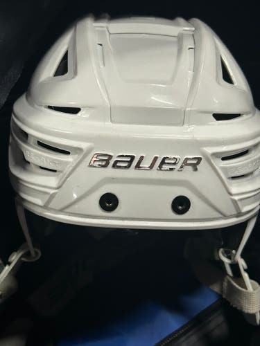 Small White Bauer Re-Akt 150 Helmet (Used)