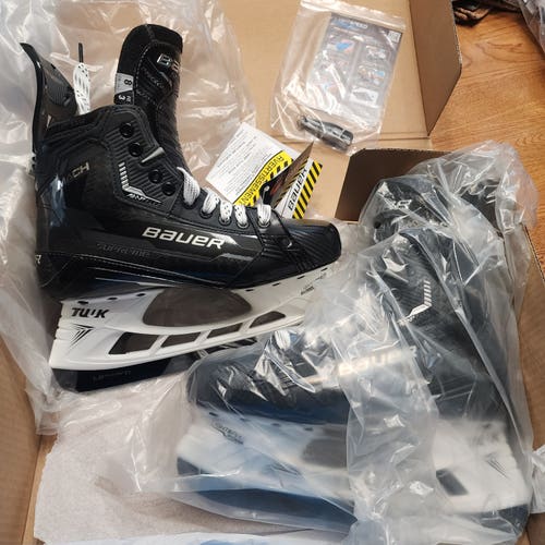 Black/White 2022 Bauer Hockey Skates Regular Width 8 (New)