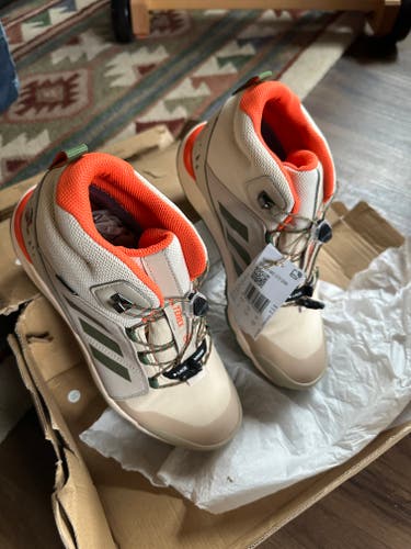 Adidas Terrex Snow pitch Cold. RDY Winter Disney Wonder Beige Olive Size Big Kids US 7.0Y