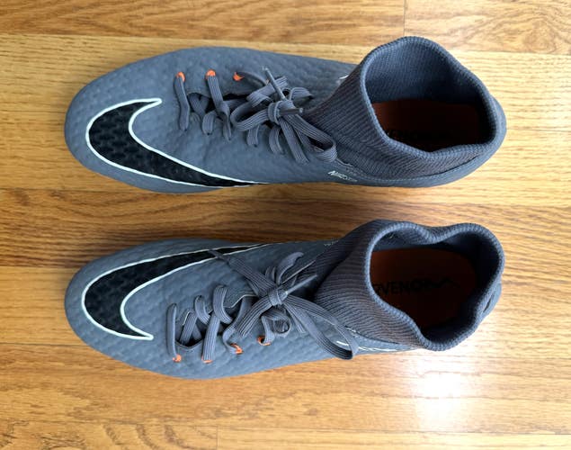 Unisex Size M 10.0 Nike Cleats (Used)