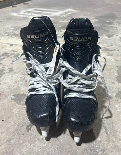 Intermediate Bauer Supreme Mach Hockey Skates Size 5.5 (Used)