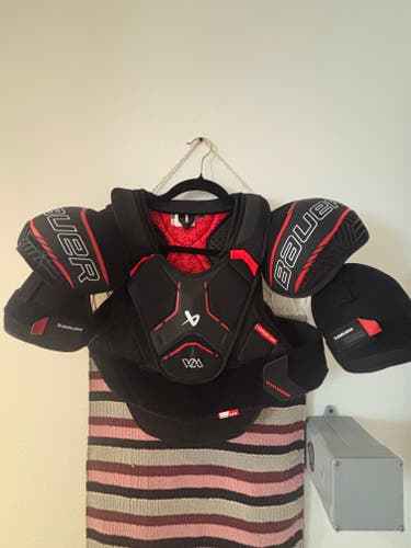 Women's Medium Senior Bauer Vapor X-W Shoulder Pads (New)