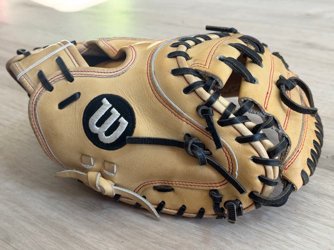 Wilson A2000 DPCM 33 RH Throw Catcher's Baseball Glove 33" (Used)