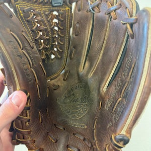 Mizuno Classic Future Pro RH Baseball Glove 11.5" (Used)