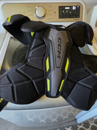 Men's Small Senior CCM Tacks Shoulder Pads (Used)