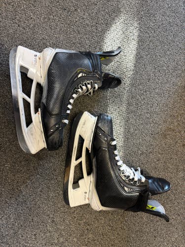 Bauer Vapor Hyperlite 2 Hockey Skates Regular Width Pro Stock 8.5 (Used)