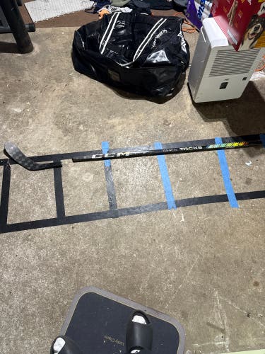 BROKEN Intermediate CCM Tacks AS-VI Pro Right Handed Hockey Stick P28 65 Flex (Used) WORKS FORREPAIR
