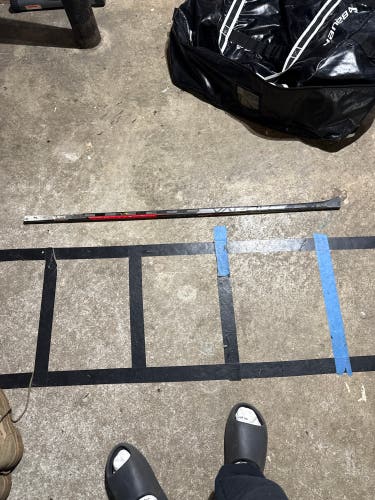 BROKEN Junior Bauer Vapor Hyperlite Right Handed Hockey Stick P28 40 Flex (Used)