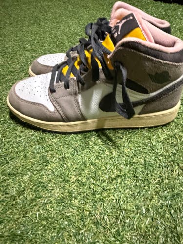 White Unisex 5.5Y (Big Kids / Youth) Youth Nike Shoes (Used)