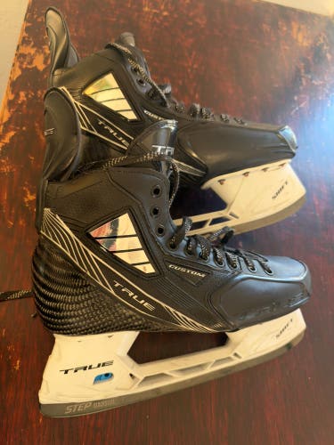 Black 2022 True Pro Custom Hockey Skates Wide Width 11 (Used)