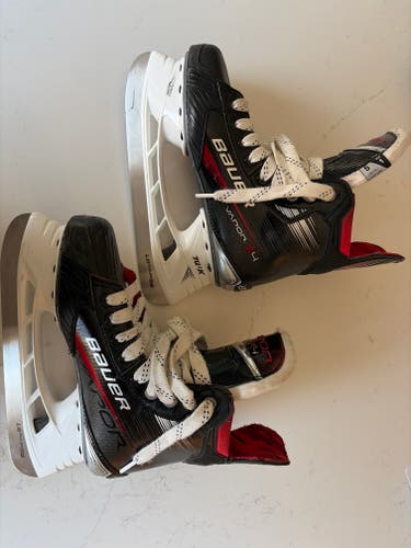 Black Bauer Vapor X Hockey Skates Size 5 (Used)