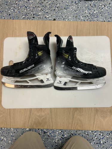 2023 Bauer Vapor Hyperlite 2 Hockey Skates Size 5 (Used)