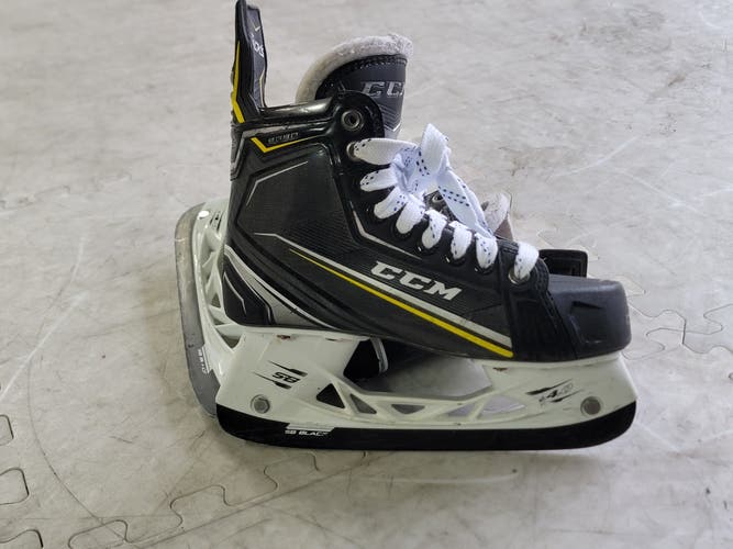 CCM Tacks 9090 Hockey Skates Regular Width Size 3.5 (Used)
