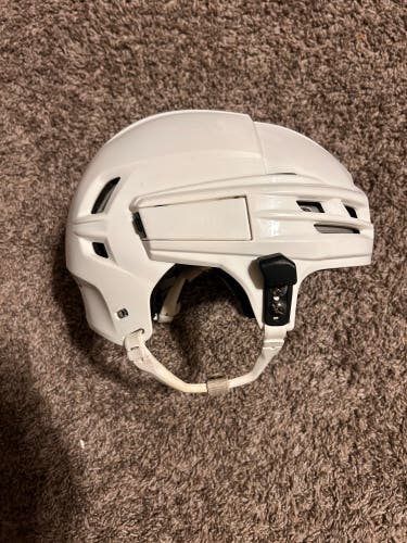 White Medium CCM Tacks 910 Helmet (Used)