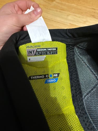 Men's Medium Intermediate Bauer Shoulder Pads (New)