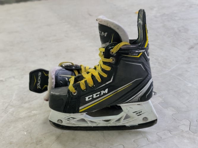 CCM Tacks 9090 Hockey Skates Regular Width Size 2 (Used)