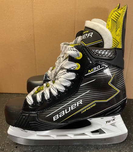 New Bauer Supreme M30 Hockey Skates Size 5 D