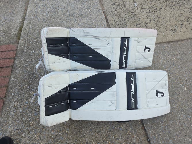 FREE SHIPPING 32" True L95 Goalie Leg Pads (Used)