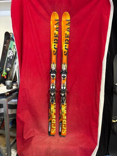 Skis: Salomon Scream all-mountain alpine skis, 165cm
Bindings: Salomon 
Binding range: 272-311mm