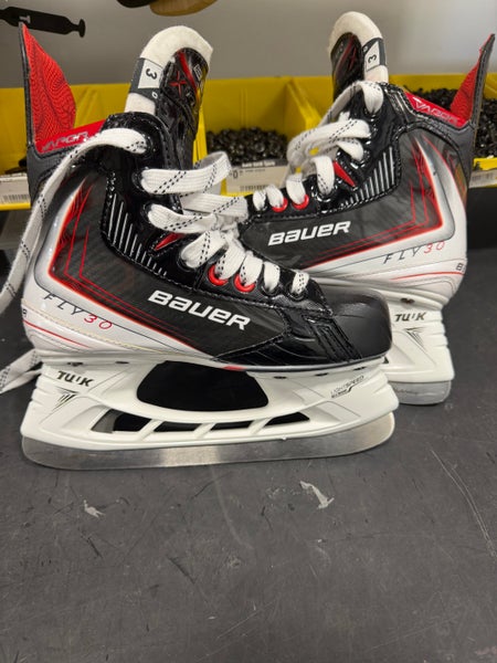 2025 Bauer Vapor Fly30 Hockey Skates Regular Width Size 3 (Used)