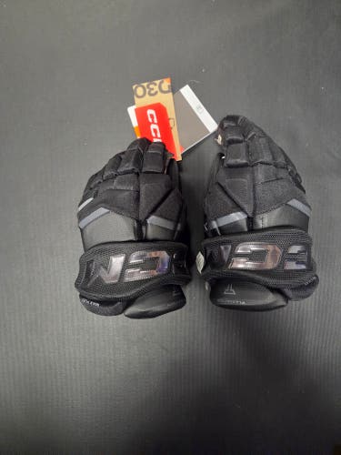 New Senior CCM Tacks XR Pro Gloves 13" gloves black/graphite