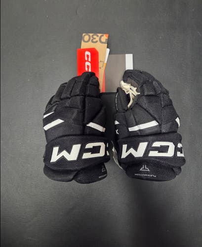New Junior CCM Tacks XR Gloves 11" gloves black/white
