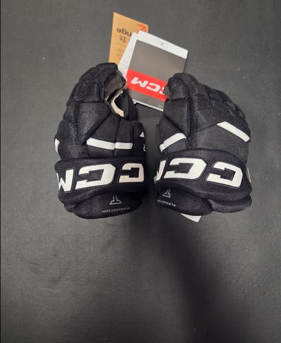 New Junior CCM Tacks XR Gloves 10" gloves black/white