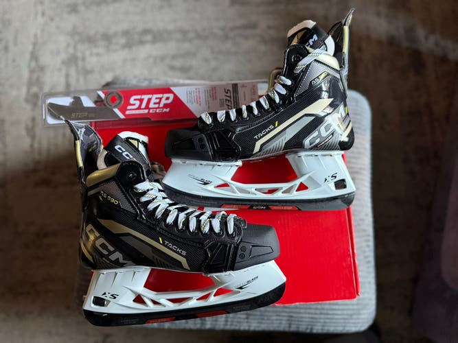 CCM Tacks AS-590 Hockey Skates Regular Width 9.5 (New)