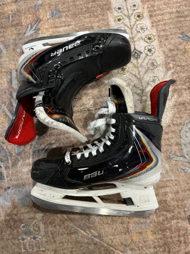 Black 2025 Bauer Vapor Flypro Hockey Skates 7.5 (Used)
