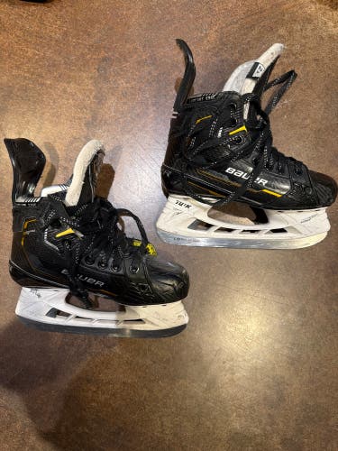 Black/Yellow 2022 Bauer Supreme M5 Pro Hockey Skates Regular Width Size 2.5 (Used)