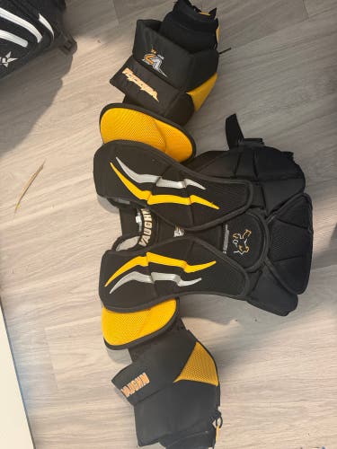 Small Vaughn Velocity V7 Goalie Chest Protector (Used)