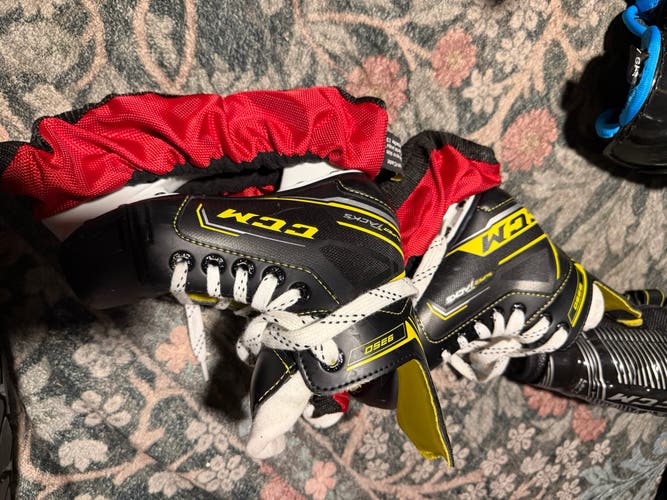 Black/Yellow 2003 CCM Tacks Hockey Skates Regular Width 11 (Used)