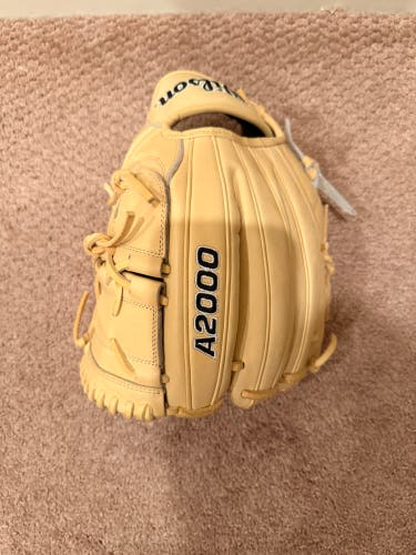 Wilson A2000 B2 RH Pitcher's Baseball Glove 12" (Used)