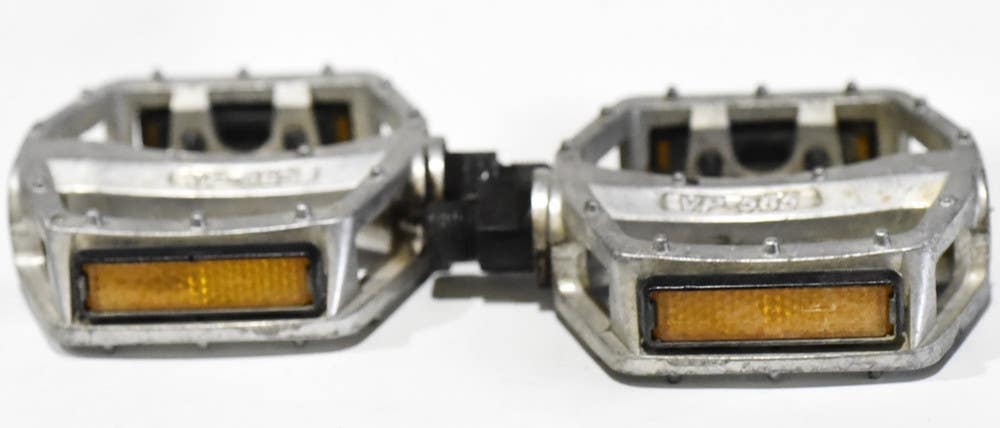 VP-565 DX-STYLE BMX/CRUISER PEDALS WITH AMBER-YELLOW REFLECTORS.