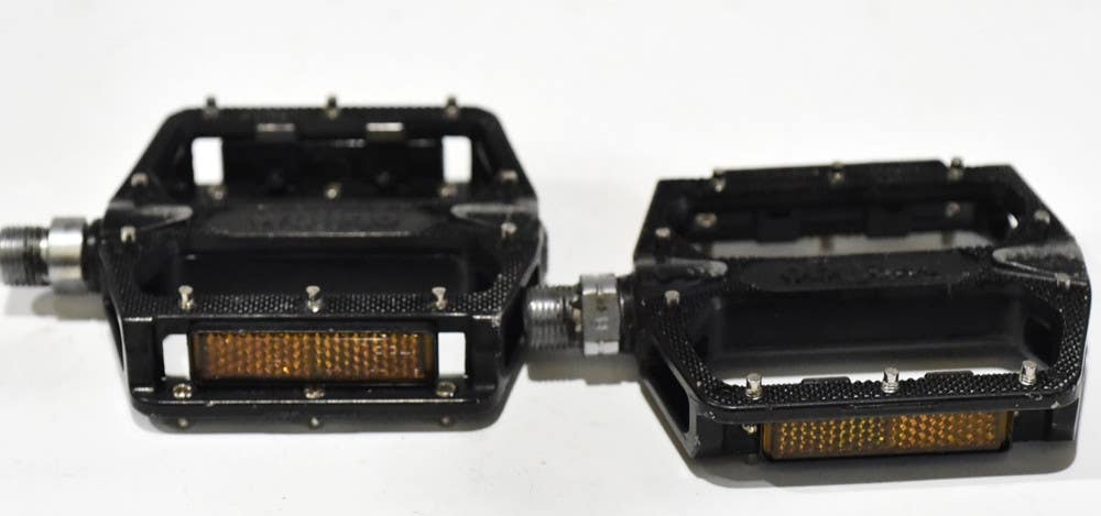 WELLGO BICYCLE PEDALS WITH BUILT-IN ORANGE REFLECTORS AND TRACTION PINS