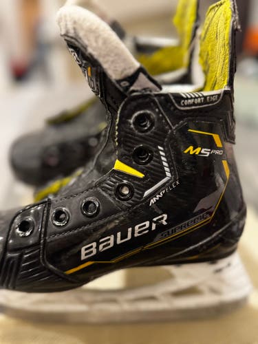 Black 2022 Bauer Supreme M5 Pro Hockey Skates Regular Width Pro Stock 9 (Used)