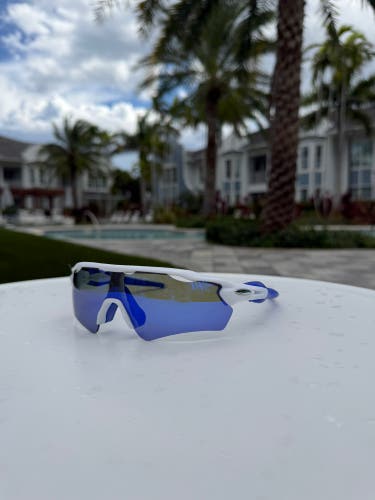 Sunglasses - Sport Style Polarized Sunglasses White Frame / Blue Lens w/ Case